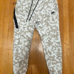 Nike Camo Joggers - Cream and Black